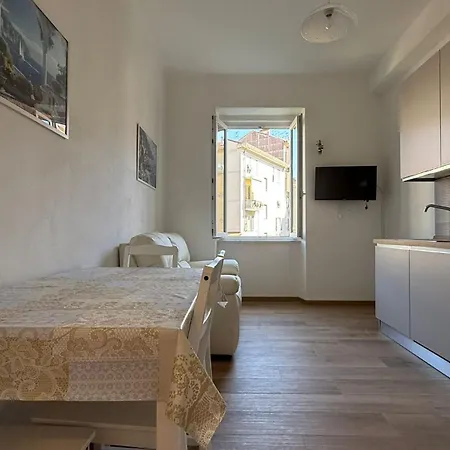 Free Parking & Wi-fi - Near The Station Апартаменты *